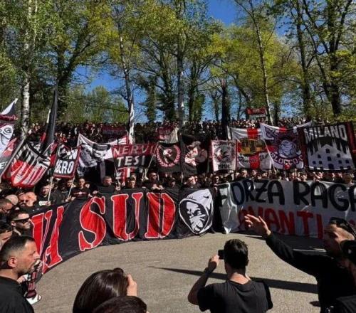 米体丨4000名米兰球迷涌向基地为球队助威