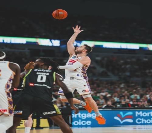 32！双冠王诞生！历史第四人