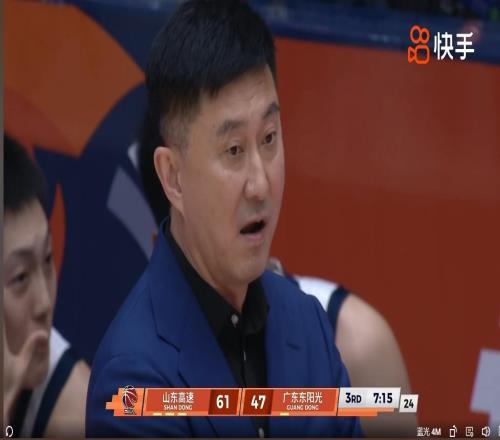 廣東大輸山東隊(duì)13分，保守杜鋒半場(chǎng)8人輪換，鞏曉彬用8字批評(píng)杜鋒