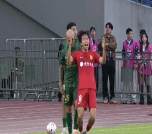 被薅頭發(fā)是因辱罵浙江外援家人22歲國(guó)腳：我連英語(yǔ)都說(shuō)不明白