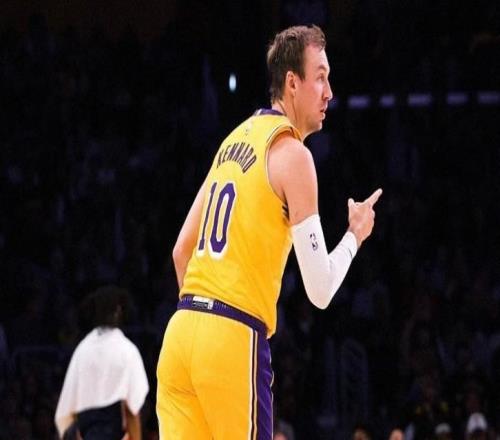 生涯首次三雙但手感不佳，肯納德17中5得到15分16板11助