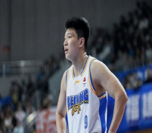 方碩：雷蒙的傷并沒有好利索，今晚復(fù)出也算是帶傷作戰(zhàn)