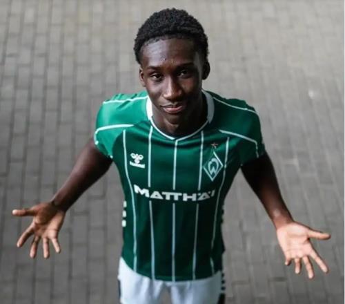 曼聯(lián)盯上卡里姆庫(kù)利巴利，18歲天才中衛(wèi)引發(fā)英超混戰(zhàn)