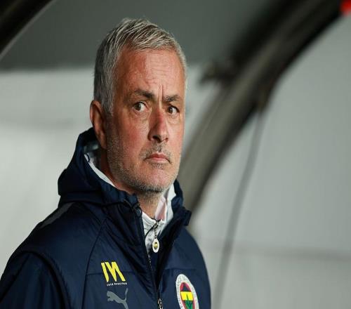 穆里尼奧敲門時，新援只穿了條內(nèi)褲