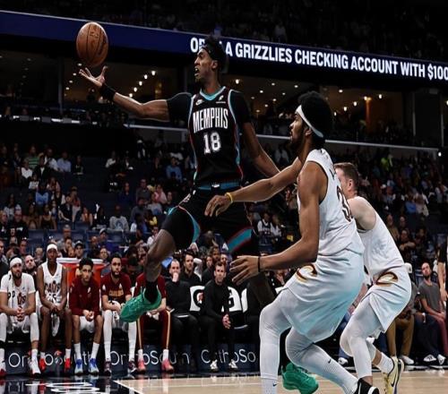 在被獨(dú)行俠用延伸條款裁掉后，鋒線新星在灰熊已經(jīng)站穩(wěn)了腳跟