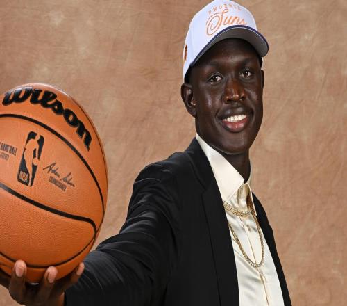 火箭截胡南蘇丹18歲天才，簽證禁令讓全家錯過選秀夜