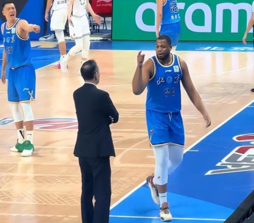 罕見！CBA球員手指著主教練罵，球迷：快送走