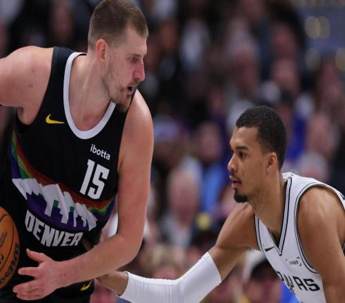 約基奇40分拆穿馬刺11連勝，賽后一句話把文班亞馬捧上神壇