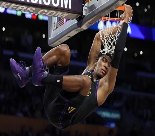 沒人可用不得不用！給足球權的湖人鋒線大將展現(xiàn)出了很強的實力