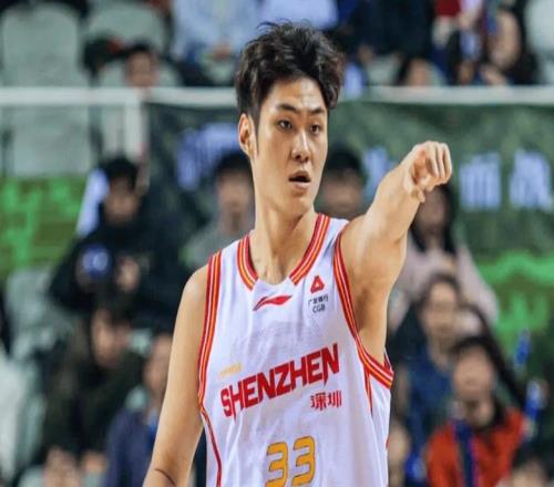 深圳險(xiǎn)勝換帥新疆豪取10連勝賀希寧32+5三分周鵬助攻超王仕鵬