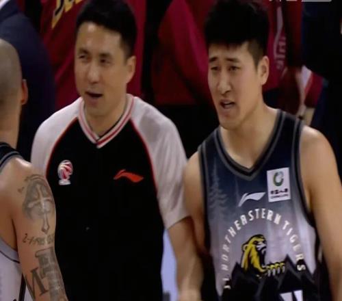 吉林男籃19分大勝，送四川男籃36連?。〗獋杀或?qū)逐，景菡一21+6