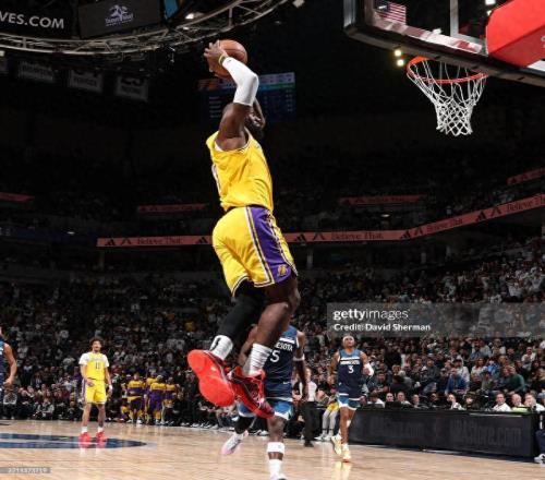 天塌了！东契奇常规赛报销+季后赛悬了，湖人这赛季还能抢救吗