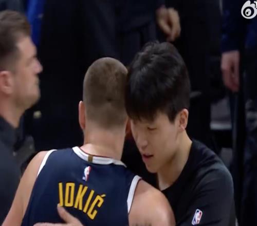 偶像，約基奇賽后主動找到楊瀚森擁抱致意