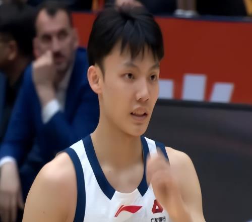 廣東男籃掉出前四，粵媒稱贊徐杰胡明軒引爭議，球迷：睜眼說瞎話