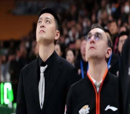 真有東西啊！3.8秒底線球配合盡顯執(zhí)教功力，球迷：確實比楊鳴強