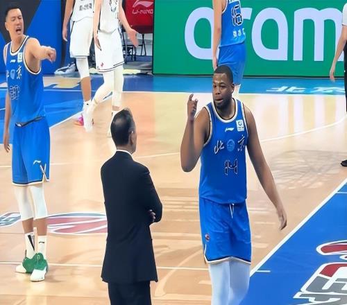 一分不得哪來(lái)的底氣被換下竟敢頂撞許利民，球迷：吵了好幾次了