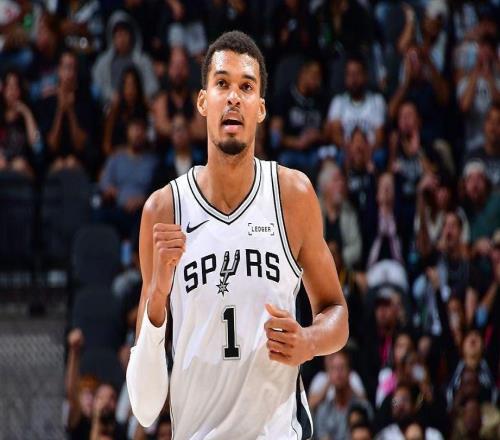 文班亞馬養(yǎng)傷8個(gè)月長(zhǎng)高了1英寸，還去了少林寺