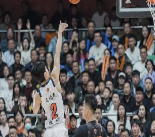 徐杰：困難時期要勇于站出來說話，而不是把球撇出去躲在一邊