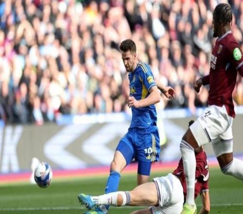 慎入，利茲球員施塔赫展示自己嚴(yán)重腫脹的腳踝，以回?fù)糍|(zhì)疑者