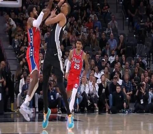 突發(fā)！馬刺官宣文班亞馬左肋骨挫傷退賽兩度受傷回更衣室