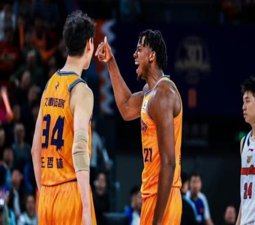 上海男籃沖擊17連勝！盧偉拒絕爆冷，懷特塞德對(duì)位法爾，央視直播
