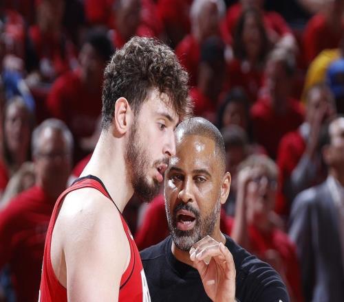 放棄聯(lián)手3巨頭，首選加盟火箭！6戰(zhàn)5場被雪藏，32歲前鋒要后悔了