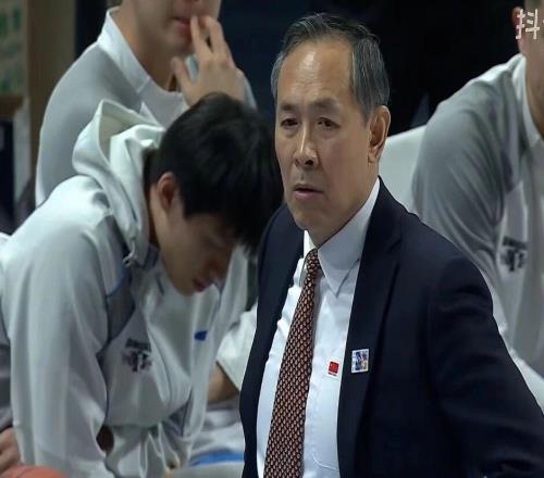 北京男籃外援倒反天罡！斯佩爾曼不滿被換下，手指許利民罵罵咧咧