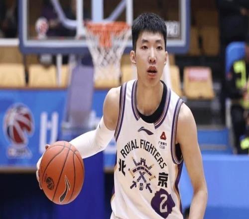 張慶鵬在干啥僅靠三人單打！死草三寧致末節(jié)啞火，也不重用佩里