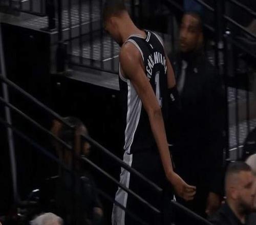 重磅：文班亞馬因傷退出比賽，或缺席24周，馬刺的天塌了