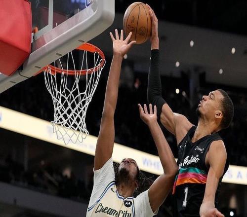 馬刺32分血洗雄鹿，字母哥連續(xù)6場坐板凳