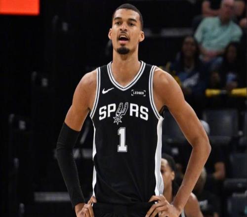 马刺拒逆转！文班17+5伤退，恩比德34分19罚，乔治16+5榜眼爆发