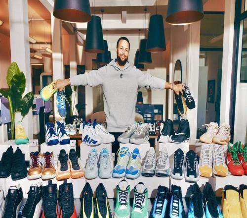 優(yōu)質(zhì)偶像！庫(kù)里將拍賣(mài)所有本賽季上腳的球鞋，收入捐贈(zèng)基金會(huì)