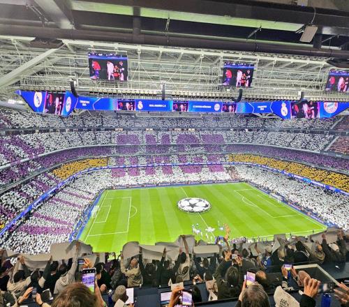 歐洲德比的氛圍，皇馬對拜仁賽前伯納烏展示360度拼接式Tifo