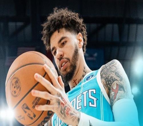 塔圖姆23+5+4布朗轟35分，鮑爾6記三分帶不動(dòng)克神，綠軍逆轉(zhuǎn)黃蜂