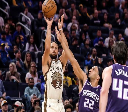 勇士擒國王終結(jié)4連??！庫里替補(bǔ)出戰(zhàn)砍17分：79秒轟進(jìn)兩記3+1