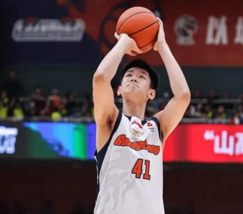 廣東110105逆轉(zhuǎn)青島球員評價：2人優(yōu)秀，2人及格，4人低迷