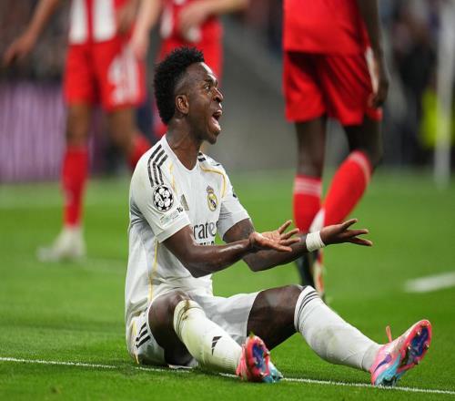 離譜！皇馬1.5億巨星浪費超級單刀放生拜仁失誤致丟球仍攤手抱怨