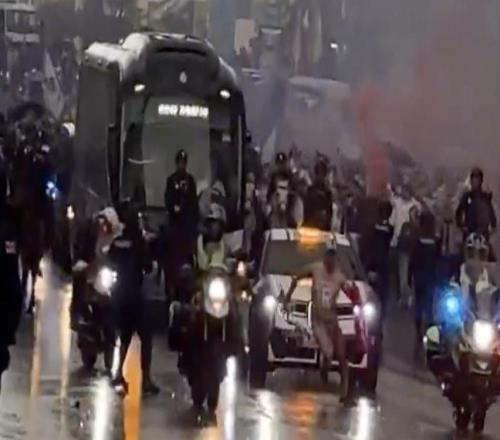 記者：皇馬大巴駛向伯納烏時，突然出現(xiàn)一裸奔男子在馬路上跑