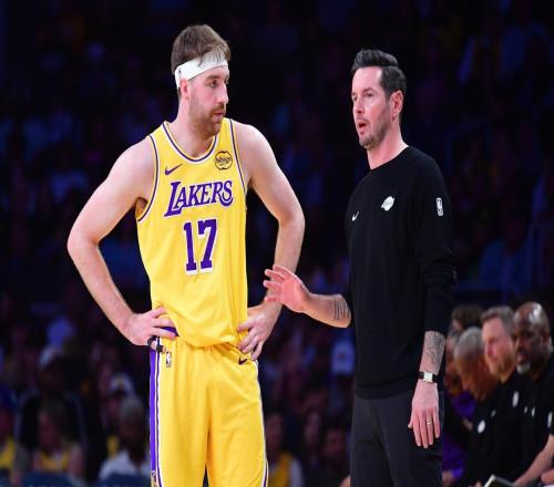 湖人主場慘敗，雷迪克點(diǎn)名三人話里有話，更衣室問題比輸球更可怕