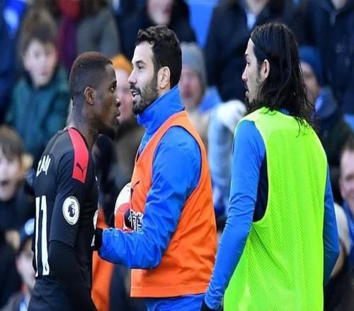 球場(chǎng)起火！前英超硬漢秒變消防員，提著水管狂奔滅火