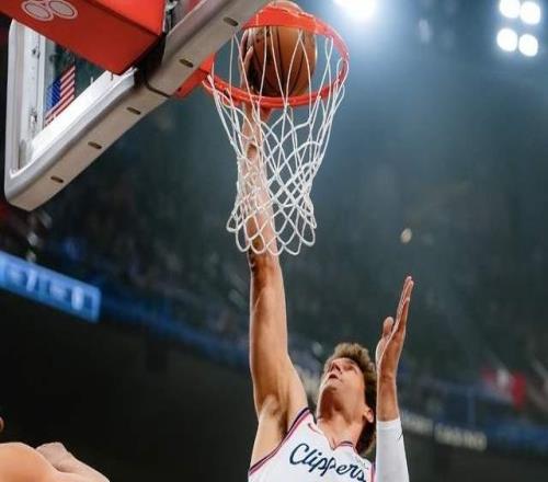 拒崩盘！快船领先23分被追平又拉开：球迷一身冷汗，伦纳德19分