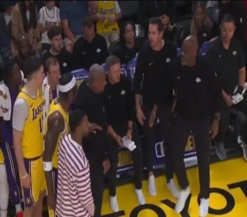 爆發(fā)沖突！僅上場(chǎng)16秒就被罰下，湖人球員范德比爾特怒噴雷迪克！