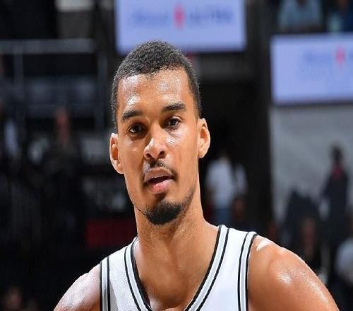 記者：文班亞馬沒有出現(xiàn)嚴(yán)重傷情，他接下來的狀態(tài)將每日觀察