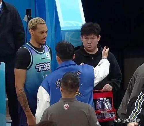 CBA歷史罕見一幕！貝茲利臨場邊頂撞總經(jīng)理劉家成賽后直接被解雇