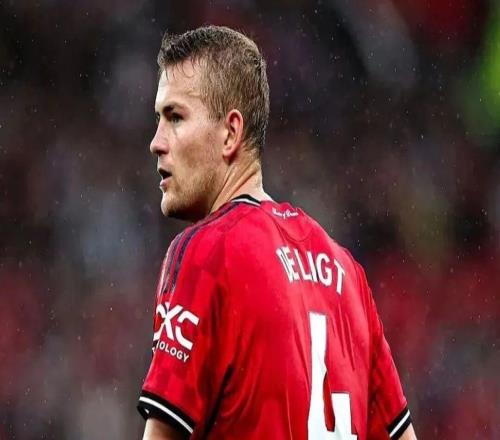 斯科爾斯和巴特談德里赫特的去留問(wèn)題TA：B費(fèi)會(huì)經(jīng)常主動(dòng)和年輕球員聊天并關(guān)心外租球員