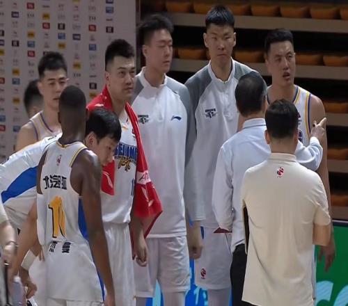 北京男籃力克廣州，翟曉川15+10陳盈駿末節(jié)爆發(fā)徐昕12+6力壓周琦