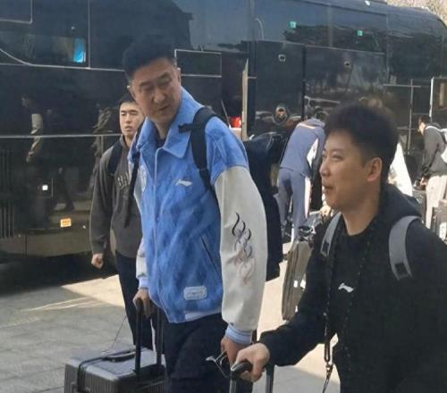 難逃兩連敗廣東隊(duì)出征青島人人愁容滿面，粵蜜噴：作妖就該懲罰