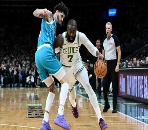 13戰(zhàn)11勝！綠軍逆轉(zhuǎn)黃蜂：布朗35+9本季破2000分三球36+5+6