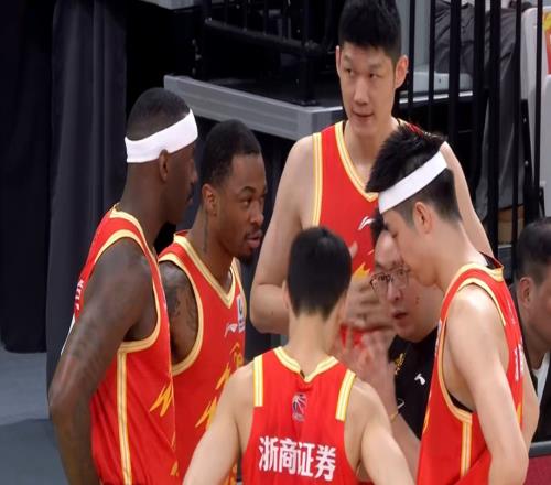 隨著上海17連勝，廣東逆轉(zhuǎn)青島+廣廈掀翻山東，CBA積分榜一夜亂了