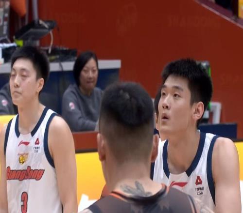 不打了！广东最强锋线惨遭弃用，或效仿徐昕申请离队